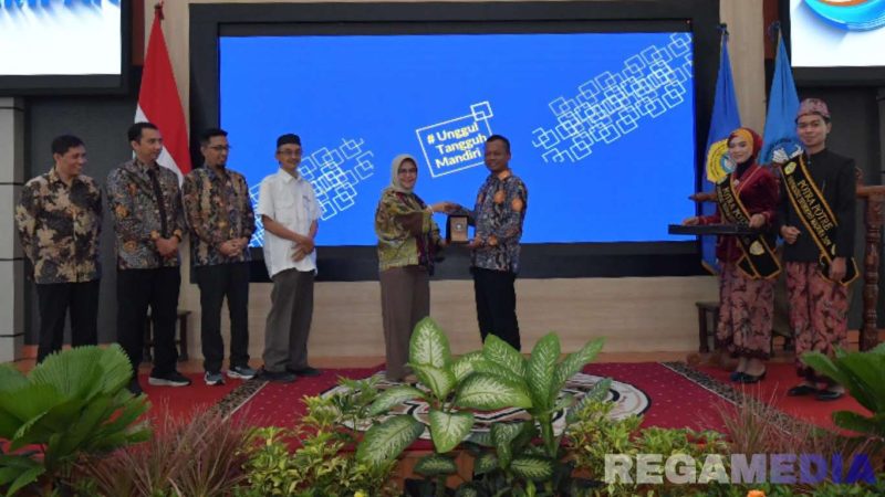 Caption: Sekretaris Direktorat Jenderal Pendidikan Tinggi Kemendikti Saintek RI (Prof. Dr. Ir. Aisyah Endah) pose bersama Rektor Universitas Trunojoyo Madura (Prof. Dr. Safi'). 