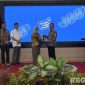 Caption: Sekretaris Direktorat Jenderal Pendidikan Tinggi Kemendikti Saintek RI (Prof. Dr. Ir. Aisyah Endah) pose bersama Rektor Universitas Trunojoyo Madura (Prof. Dr. Safi'). 