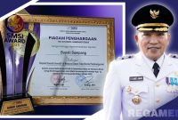 Caption: piagam penghargaan untuk Bupati Sampang H.Slamet Junaidi pada SMSI Award tahun 2025, (dok. regamedianews). 