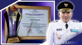 Caption: piagam penghargaan untuk Bupati Sampang H.Slamet Junaidi pada SMSI Award tahun 2025, (dok. regamedianews). 