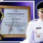 Caption: piagam penghargaan untuk Bupati Sampang H.Slamet Junaidi pada SMSI Award tahun 2025, (dok. regamedianews). 