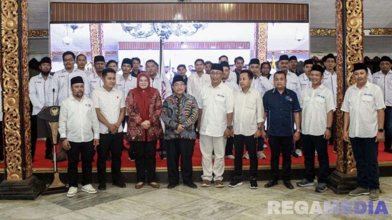 Caption: Pengurus SMSI Madura Raya saat dilantik di Pendopo Keraton Agung Sumenep, (dok. regamedianews). 