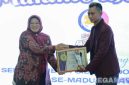 Caption: H.Supriadi saat menerima penghargaan SMSI Award 2025 di Pendopo Agung Sumenep, (dok. regamedianews). 