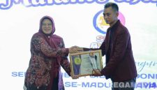 Caption: H.Supriadi saat menerima penghargaan SMSI Award 2025 di Pendopo Agung Sumenep, (dok. regamedianews). 