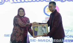 H. Supriadi Owner Rokok Makayasa Sabet Penghargaan SMSI Award 2025