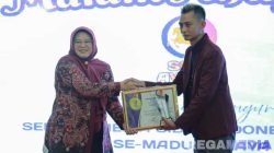 H. Supriadi Owner Rokok Makayasa Sabet Penghargaan SMSI Award 2025