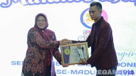Caption: H.Supriadi saat menerima penghargaan SMSI Award 2025 di Pendopo Agung Sumenep, (dok. regamedianews). 