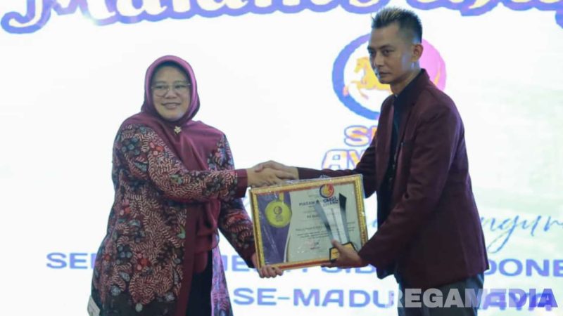 Caption: H.Supriadi saat menerima penghargaan SMSI Award 2025 di Pendopo Agung Sumenep, (dok. regamedianews). 