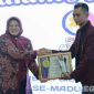 Caption: H.Supriadi saat menerima penghargaan SMSI Award 2025 di Pendopo Agung Sumenep, (dok. regamedianews). 