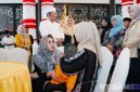 Caption: Ketua PKK Kabupaten Sampang (Selviana Slamet Junaidi) menyapa langsung orang tua anak penyandang disabilitas di Pendopo Trunojoyo. 