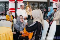 Caption: Ketua PKK Kabupaten Sampang (Selviana Slamet Junaidi) menyapa langsung orang tua anak penyandang disabilitas di Pendopo Trunojoyo. 