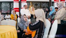 Caption: Ketua PKK Kabupaten Sampang (Selviana Slamet Junaidi) menyapa langsung orang tua anak penyandang disabilitas di Pendopo Trunojoyo. 