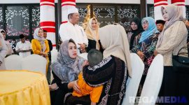 Caption: Ketua PKK Kabupaten Sampang (Selviana Slamet Junaidi) menyapa langsung orang tua anak penyandang disabilitas di Pendopo Trunojoyo. 