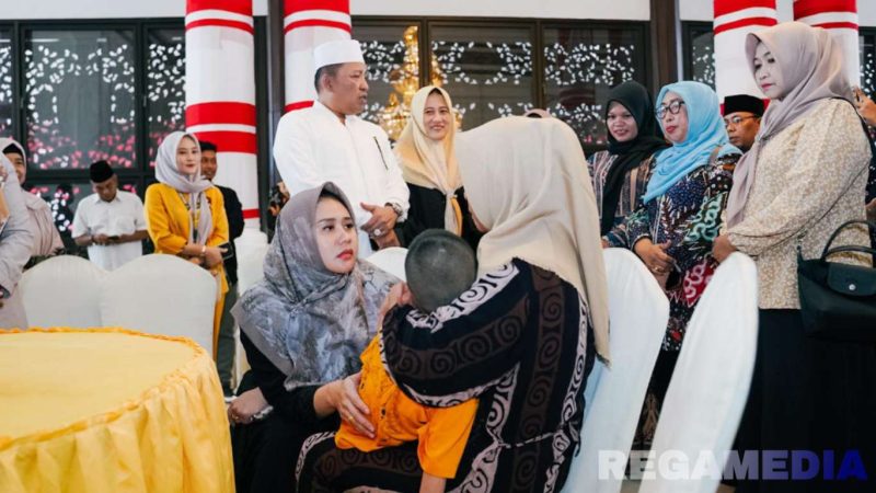 Caption: Ketua PKK Kabupaten Sampang (Selviana Slamet Junaidi) menyapa langsung orang tua anak penyandang disabilitas di Pendopo Trunojoyo. 