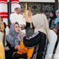 Caption: Ketua PKK Kabupaten Sampang (Selviana Slamet Junaidi) menyapa langsung orang tua anak penyandang disabilitas di Pendopo Trunojoyo. 