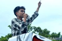 Caption: David Ahmad aktivis Gorontalo Utara saat berorasi ketika aksi demonstrasi, (dok. regamedianews). 