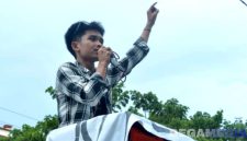 Caption: David Ahmad aktivis Gorontalo Utara saat berorasi ketika aksi demonstrasi, (dok. regamedianews). 