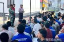 Caption: Petugas Rutan Sampang didampingi TNI-Polri, saat memberikan pembinaan kepada para narapidana (napi). 