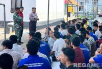 Caption: Petugas Rutan Sampang didampingi TNI-Polri, saat memberikan pembinaan kepada para narapidana (napi). 