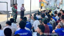 Caption: Petugas Rutan Sampang didampingi TNI-Polri, saat memberikan pembinaan kepada para narapidana (napi). 