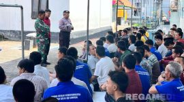 Caption: Petugas Rutan Sampang didampingi TNI-Polri, saat memberikan pembinaan kepada para narapidana (napi). 