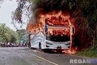 Caption: potongan video viral Bus Pahala Kencana terbakar saat melintas di jalan raya Paterongan Bangkalan Madura. 