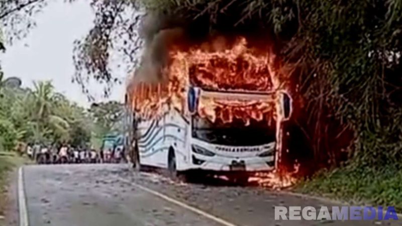 Caption: potongan video viral Bus Pahala Kencana terbakar saat melintas di jalan raya Paterongan Bangkalan Madura. 