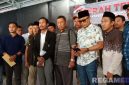 Caption: Jakfar Sodiq  (jas hitam) bersama tokoh dan pemuda Sampang memberikan keterangan kepada awak media usai melaporkan akun Tiktok @faktapolitiktok.
