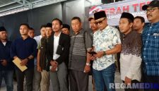 Caption: Jakfar Sodiq  (jas hitam) bersama tokoh dan pemuda Sampang memberikan keterangan kepada awak media usai melaporkan akun Tiktok @faktapolitiktok.