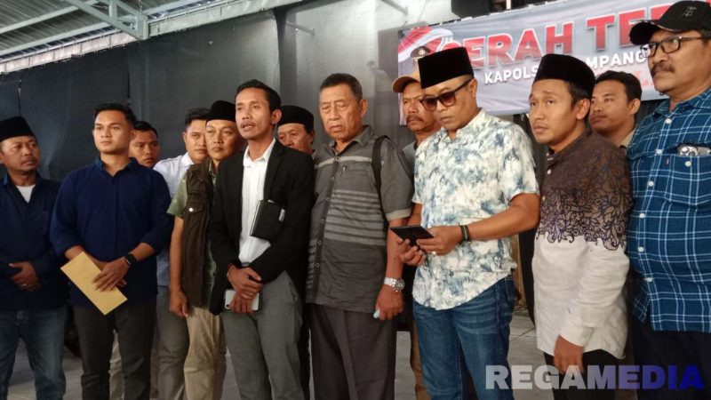 Caption: Jakfar Sodiq  (jas hitam) bersama tokoh dan pemuda Sampang memberikan keterangan kepada awak media usai melaporkan akun Tiktok @faktapolitiktok.
