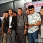 Caption: Jakfar Sodiq  (jas hitam) bersama tokoh dan pemuda Sampang memberikan keterangan kepada awak media usai melaporkan akun Tiktok @faktapolitiktok.
