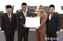 Caption: Didampingi Sekda, Wabup Sampang pose bersama Wakil Ketua DPRD Sampang usai tanda tangani pengesahan dua Raperda tentang pertanggungjawaban APBD 2024 dan Kawasan Tanpa Rokok. 