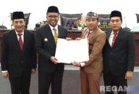Caption: Didampingi Sekda, Wabup Sampang pose bersama Wakil Ketua DPRD Sampang usai tanda tangani pengesahan dua Raperda tentang pertanggungjawaban APBD 2024 dan Kawasan Tanpa Rokok. 