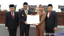 Caption: Didampingi Sekda, Wabup Sampang pose bersama Wakil Ketua DPRD Sampang usai tanda tangani pengesahan dua Raperda tentang pertanggungjawaban APBD 2024 dan Kawasan Tanpa Rokok. 