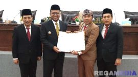 Caption: Didampingi Sekda, Wabup Sampang pose bersama Wakil Ketua DPRD Sampang usai tanda tangani pengesahan dua Raperda tentang pertanggungjawaban APBD 2024 dan Kawasan Tanpa Rokok. 