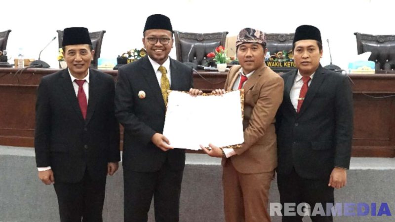 Caption: Didampingi Sekda, Wabup Sampang pose bersama Wakil Ketua DPRD Sampang usai tanda tangani pengesahan dua Raperda tentang pertanggungjawaban APBD 2024 dan Kawasan Tanpa Rokok. 