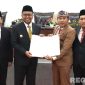 Caption: Didampingi Sekda, Wabup Sampang pose bersama Wakil Ketua DPRD Sampang usai tanda tangani pengesahan dua Raperda tentang pertanggungjawaban APBD 2024 dan Kawasan Tanpa Rokok. 