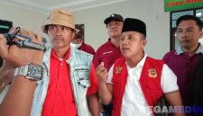 Caption: Ketua Ormas Madas Sampang (Umar Faruk) saat diwawancara awak media usai audiensi dengan pihak RSUD dr.Mohamad Zyn Sampang. 