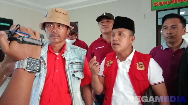 Caption: Ketua Ormas Madas Sampang (Umar Faruk) saat diwawancara awak media usai audiensi dengan pihak RSUD dr.Mohamad Zyn Sampang. 