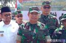 Caption: Danrem 084/Bhaskara Jaya (Brigjen TNI Danny Alkadrie) didampingi Forkopimda Sampang saat diwawancara awak media di halaman Pendopo Trunojoyo, (dok. regamedianews). 
