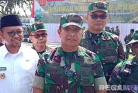 Caption: Danrem 084 Bhaskara Jaya (Brigjen TNI Danny Alkadrie) didampingi Forkopimda Sampang saat diwawancara awak media di halaman Pendopo Trunojoyo, (dok. regamedianews). 