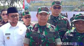 Caption: Danrem 084 Bhaskara Jaya (Brigjen TNI Danny Alkadrie) didampingi Forkopimda Sampang saat diwawancara awak media di halaman Pendopo Trunojoyo, (dok. regamedianews). 