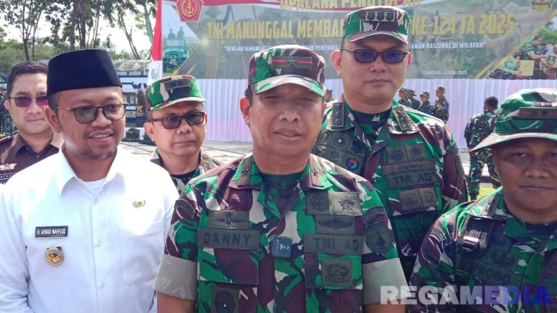 Caption: Danrem 084 Bhaskara Jaya (Brigjen TNI Danny Alkadrie) didampingi Forkopimda Sampang saat diwawancara awak media di halaman Pendopo Trunojoyo, (dok. regamedianews). 