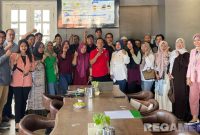 Caption: BPJS Ketenagakerjaan Cabang Madura pose bersama dengan agen BRILink se-Kabupaten Bangakalan, The Sky Cafe and Resto. 