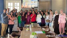 Caption: BPJS Ketenagakerjaan Cabang Madura pose bersama dengan agen BRILink se-Kabupaten Bangakalan, The Sky Cafe and Resto. 