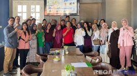 Caption: BPJS Ketenagakerjaan Cabang Madura pose bersama dengan agen BRILink se-Kabupaten Bangakalan, The Sky Cafe and Resto. 