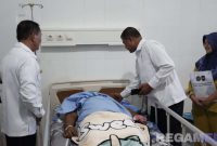 Caption: Dirjenpas (Mashudi) saat menyambangi petugas Lapas Nabire yang dirawat di rumah sakit akibat dianiaya napi dengan senjata tajam. 
