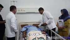 Caption: Dirjenpas (Mashudi) saat menyambangi petugas Lapas Nabire yang dirawat di rumah sakit akibat dianiaya napi dengan senjata tajam. 