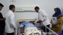 Caption: Dirjenpas (Mashudi) saat menyambangi petugas Lapas Nabire yang dirawat di rumah sakit akibat dianiaya napi dengan senjata tajam. 