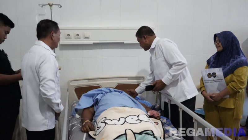 Caption: Dirjenpas (Mashudi) saat menyambangi petugas Lapas Nabire yang dirawat di rumah sakit akibat dianiaya napi dengan senjata tajam. 